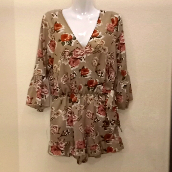 See You Monday Floral Trumpet Sleeved Romper - Picture 2 of 13